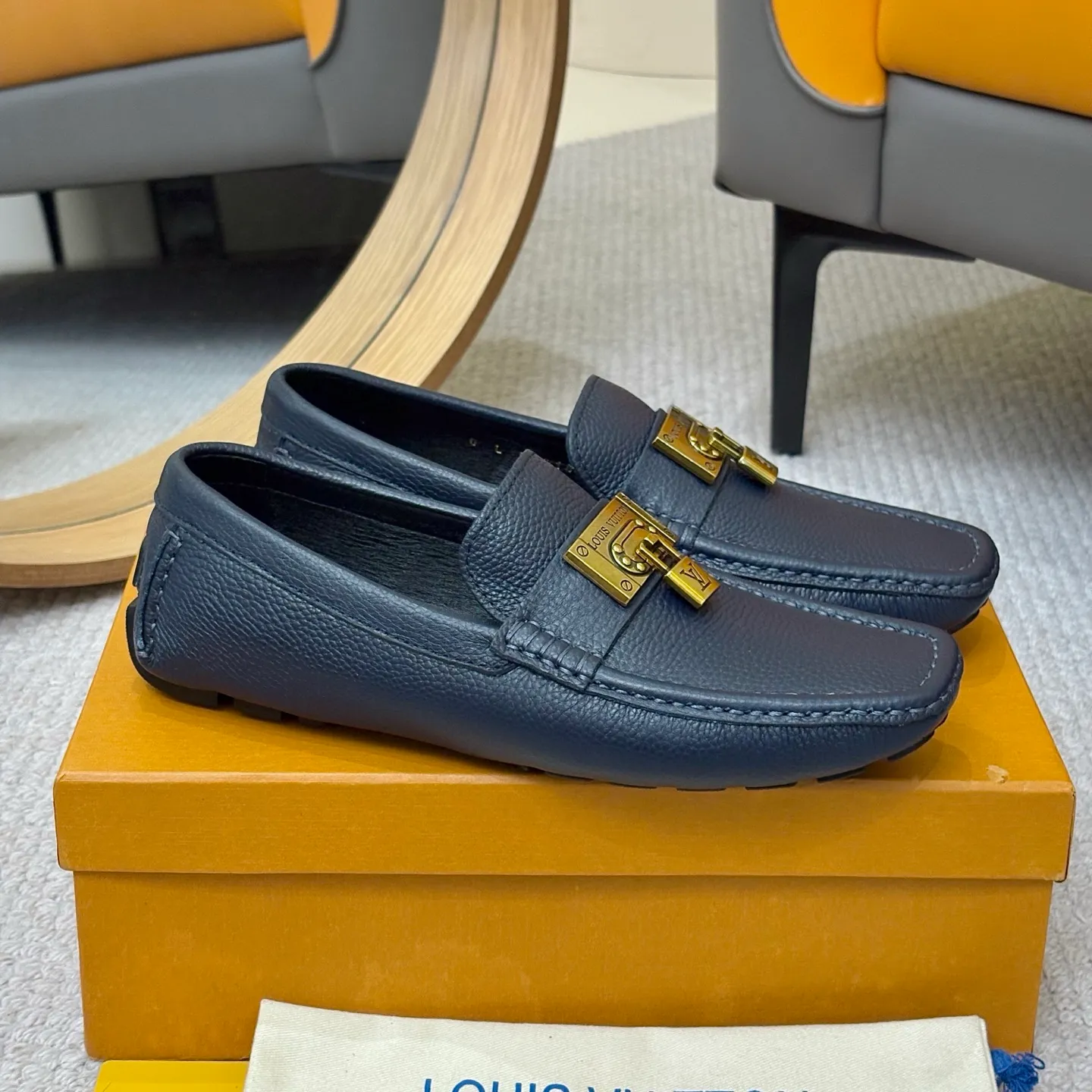 Men's men's shoes 💰420 (Yangli) LV 2⃣️0⃣️2⃣️5️⃣Spring and summer counter GLORIA series models ✈️Original factory special leather production, original last type. A classic driving slip-on casual shoe that shows an elegant style with exquisite craftsmanship details such as Monogram embossing all over the upper🌀Italian imported calfskin fabric Sheepskin foot pads➕Inside～Private mold replica sole Unique style Comfortable driving slip-on Size: 4-12 (38-46) Comes with [Counter packaging: original box, wrapping paper, card, instruction manual, shoehorn, cloth bag] No pressure to enter and leave the counter!